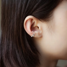 Load image into Gallery viewer, 925 Sterling Silver ear cuff is the best fit with your party and holiday dressing. Our ear cuff is no need to piercing ear hole. This is fun, young and playful design from our designer jewelry collection best gift for birthday, BFF and New Year. 925純銀波浪耳骨夾，無需穿耳洞，適合出遊旅行，適合送禮，抗敏感材質，經典不敗的波浪設計。
