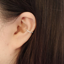 Load image into Gallery viewer, 925 sterling silver ear cuff no need to piercing hole. wear every day,personalized gift,classic design,FashionJewelry,everyone can wear,suitable for traveling.925 純銀細鎖鍊耳骨夾，無耳洞可戴，簡約好搭配，不限男女都可配戴，個性風格，日常配件，旅行、約會穿搭加分單品。
