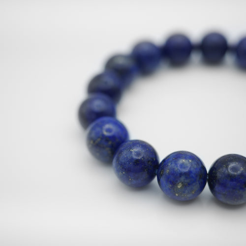 Natural Lapis Bracelet with beautiful deep blue color & gold foiled. Everyone piece is unique. Best gift for your best friend/ BFF, birthday gift, valantine's day gift and daily wear. 天然青金石手鏈， 每一條都是獨一無二深藍色彩配金片，青金石能提升財富運及人緣，減壓力及令人平和的力量，最佳的節日禮物，閨蜜禮物，生日及情人節禮物。彈力線設計，可調節長度，簡單高貴又易佩搭，適合經常配戴。