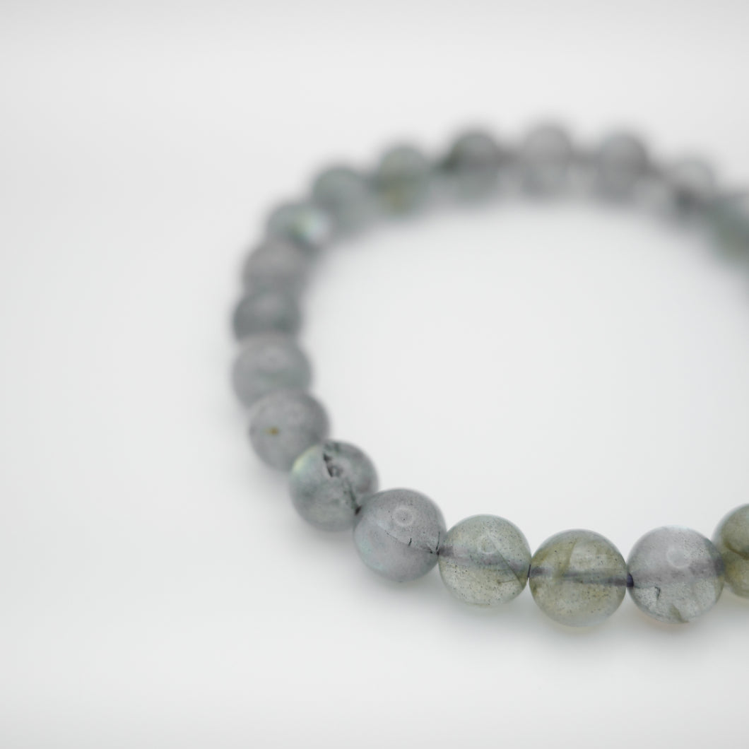 Beautiful Natural Labradorite stone Bracelet with shinny smoky color. Everyone piece is unique. Best gift for your best friend/ BFF, birthday gift, valantine's day gift and daily wear. 天然拉長石， 每一條都是獨一無二閃藍光幻彩，拉長石能提升愛情運，感壓力及令人平和的力量，最佳的節日禮物，閨蜜禮物，生日及情人節禮物。彈力線設計，可調節長度，簡單易佩搭，適合經常配戴。