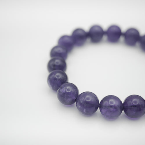 Amethyst Bracelet with beautiful deep purple color. Everyone piece is unique. Best gift for your best friend/ BFF, birthday gift, valantine's day gift and daily wear. 天然紫水晶手鏈， 每一條都是獨一無二深紫色色彩，紫水晶能提升人緣，感壓力及令人平和的力量，最佳的節日禮物，閨蜜禮物，生日及情人節禮物。彈力線設計，可調節長度，簡單易佩搭，適合經常配戴。