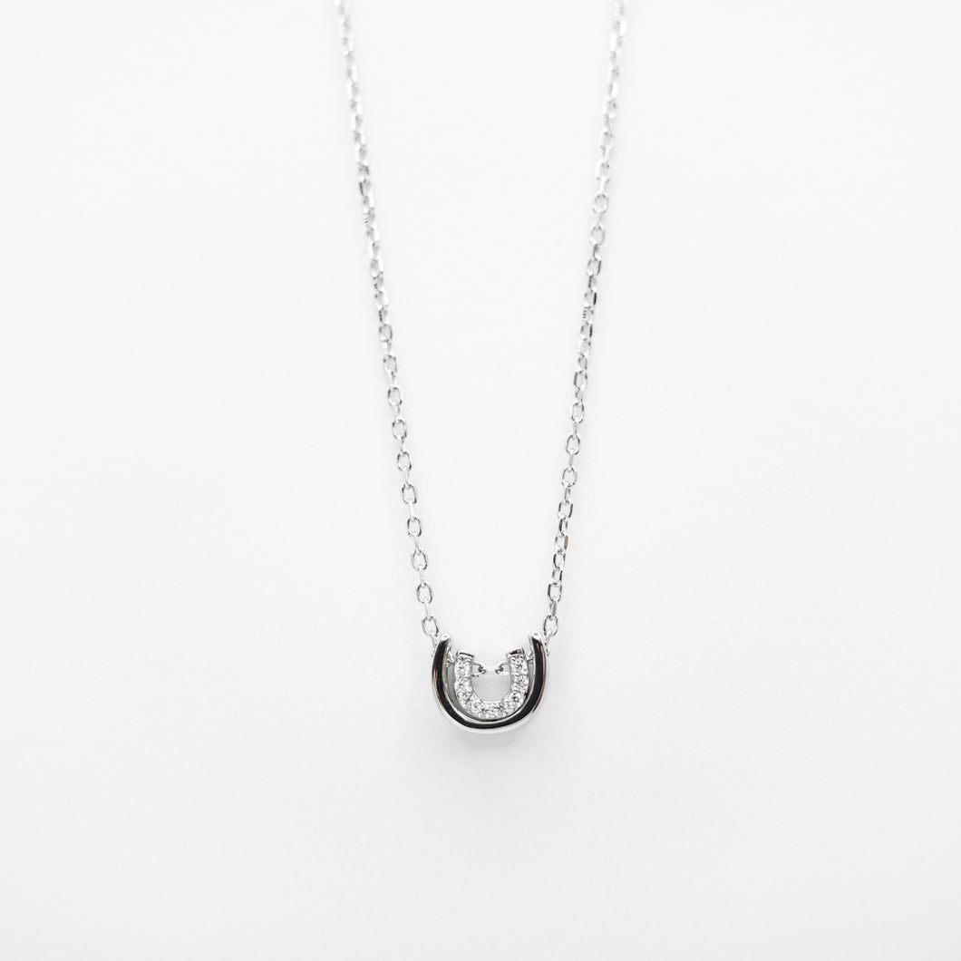 925 sterling silver horseshoe necklace with adjustable extension chain. lucky accessories,wear every day,Perfect gift BFF,meaningful gift,shiny accessories,suitable for any occasion.925 純銀幸運小馬蹄項鍊，閃亮配件，簡約好搭配，各種場合都可配戴，祝福禮物，適合生日送禮，給愛人的禮物。