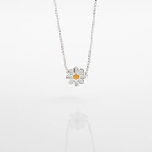 Load image into Gallery viewer, 925 sterling silver tiny daisy necklace with adjustable extension chain. delicate gift,Sisters gift idea,wear everyday,Beautiful design,popular style,cute accessories,anniversary surprise.925 純銀迷你雛菊項鍊，簡約精緻，閨蜜生日禮物首選，夏日穿搭，童趣項鍊，適合出遊配戴，浪漫約會搭配，紀念送禮。
