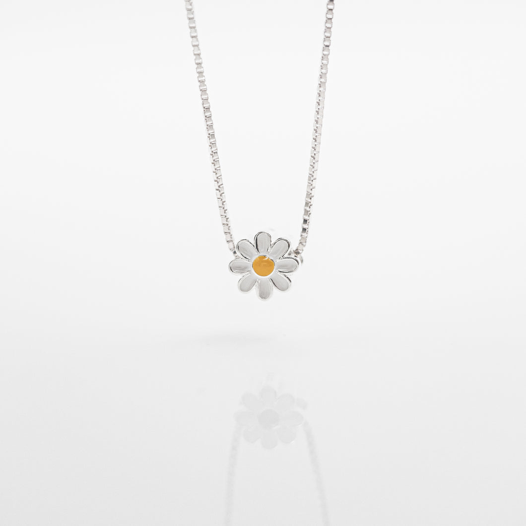 925 sterling silver tiny daisy necklace with adjustable extension chain. delicate gift,Sisters gift idea,wear everyday,Beautiful design,popular style,cute accessories,anniversary surprise.925 純銀迷你雛菊項鍊，簡約精緻，閨蜜生日禮物首選，夏日穿搭，童趣項鍊，適合出遊配戴，浪漫約會搭配，紀念送禮。