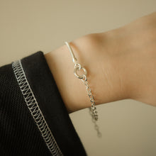 Load image into Gallery viewer, 925 sterling silver donut bracelet with adjustable extension chain. unique design,FashionJewelry,wear everyday,suitable for any occasion,unisex accessories.925 純銀甜甜圈拼接手鍊，獨特雙鍊拼接設計，適合日常搭配，通勤穿搭首選，適合出席各種場合，好友生日禮物推薦。
