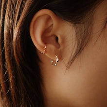 Load image into Gallery viewer, 925 sterling silver ear cuff no need to piercing hole. best gift for birthday,simple design,FashionJewelry,suitable for any occasion,anniversary surprise.925 純銀細扭紋耳骨夾，無耳洞可戴，時尚配件，獨特風格，畢業禮物，簡單而精美的禮物，閨蜜約會穿搭，告白禮物，聖誕禮物，日常穿搭配件。
