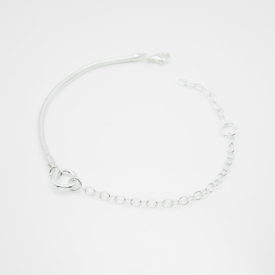 925 sterling silver donut bracelet with adjustable extension chain. unique design,FashionJewelry,wear everyday,suitable for any occasion,unisex accessories.925 純銀甜甜圈拼接手鍊，獨特雙鍊拼接設計，適合日常搭配，通勤穿搭首選，適合出席各種場合，好友生日禮物推薦。