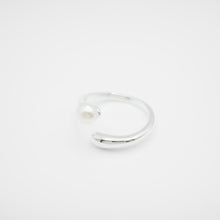 Load image into Gallery viewer, 925 sterling silver mussel pearl ring open ring with adjustable size. delicate gift,for best friend,unique design,wedding Jewelry,anniversary surprise.925 法式簡約珍珠開口戒，甜蜜約會搭配，天然淡水珍珠飾品，生日禮物推薦，適合出席各種場合，簡約氣質，定情禮物。
