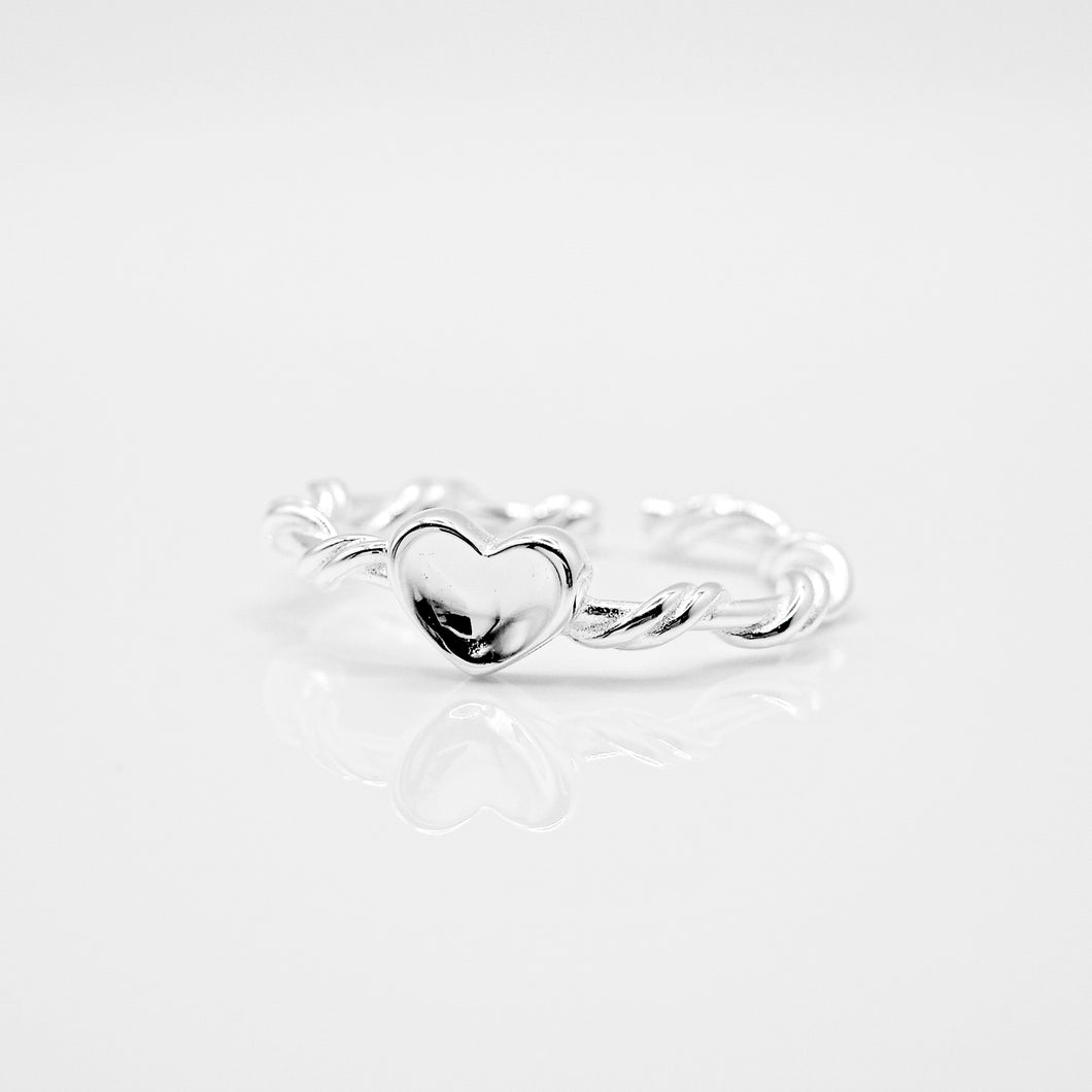 925 sterling silver concave heart twisted ring open ring with adjustable size. Perfect gift BFF,for best friend,Girlfriend gift,popular style,wedding Jewelry,suitable for any occasion.925 凹面愛心捲捲開口戒，簡約精緻，聖誕交換禮物，定情禮物，適合約會穿搭，日常穿搭推薦，經典愛心造型，新年禮物。