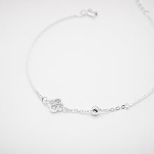 Load image into Gallery viewer, 925 sterling silver four-leaf clover bracelet with adjustable extension chain. Perfect gift BFF,best gift for birthday,trendy design,wedding Jewelry,anniversary surprise.925 純銀四葉草水鑽手鍊，時尚配件，獨一無二的禮物，定情禮物，甜蜜約會穿搭，聖誕交換禮物，優雅氣質，母親節禮物。
