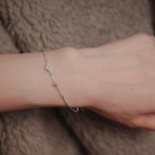 Load image into Gallery viewer, 925 sterling silver four-leaf clover bracelet with adjustable extension chain. Perfect gift BFF,best gift for birthday,trendy design,wedding Jewelry,anniversary surprise.925 純銀四葉草水鑽手鍊，時尚配件，獨一無二的禮物，定情禮物，甜蜜約會穿搭，聖誕交換禮物，優雅氣質，母親節禮物。
