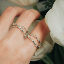 Load image into Gallery viewer, 925 sterling silver cross bamboo knot ring open ring with adjustable size. special day gift,daily wear,for lover,trendy design,unisex accessories,anniversary surprise.925 交叉竹節開口戒，中性戒指，精緻時尚，新年禮物，情人節禮物，出遊穿搭，男生生日禮物推薦，經典款式。
