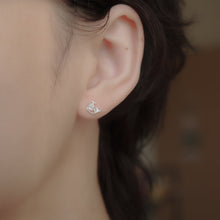 Load image into Gallery viewer, 925純銀｜ 單鑽小鯨轉珠耳環 Spouting Whale Crystal Earrings｜E384
