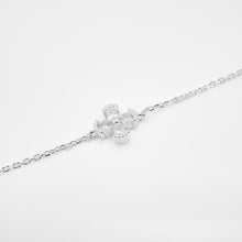 Load image into Gallery viewer, 925 sterling silver sparkling lucky clover bracelet with adjustable extension chain. elegant style,wedding Jewelry,Perfect gift BFF,Girlfriend gift,suitable for any occasion,anniversary surprise.925 純銀閃耀幸運草手鍊，簡約細緻，日常穿搭推薦，送給閨蜜的禮物，約會穿搭，清新風格，氣質迷人。
