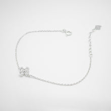 Load image into Gallery viewer, 925 sterling silver sparkling lucky clover bracelet with adjustable extension chain. elegant style,wedding Jewelry,Perfect gift BFF,Girlfriend gift,suitable for any occasion,anniversary surprise.925 純銀閃耀幸運草手鍊，簡約細緻，日常穿搭推薦，送給閨蜜的禮物，約會穿搭，清新風格，氣質迷人。
