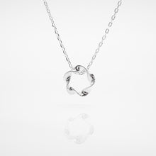 Load image into Gallery viewer, 925 sterling silver twisted wreath necklace with adjustable extension chain. popular style,unique design,for best friend,delicate gift,temperament fashion,suitable for any occasion.925純銀扭紋花圈項鍊，優雅氣質，簡約迷人，日常搭配，周年紀念禮物，交換禮物，適合各種場合，生日禮物首選，定情禮物，母親節禮物。
