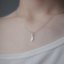 Load image into Gallery viewer, 925 sterling silver autumn leaves necklace is a popular style that is simple. best gift for birthday,wear every day,anniversary gift,beautiful gift,elegant style,Chinese Valentine&#39;s Day.925純銀秋葉項鍊，交換禮物推薦，定情禮物，適合約會穿搭，紀念日禮物，簡約細緻，甜美溫柔風格。
