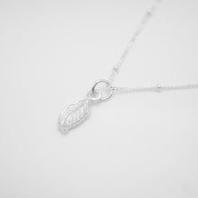 Load image into Gallery viewer, 925 sterling silver autumn leaves necklace is a popular style that is simple. best gift for birthday,wear every day,anniversary gift,beautiful gift,elegant style,Chinese Valentine&#39;s Day.925純銀秋葉項鍊，交換禮物推薦，定情禮物，適合約會穿搭，紀念日禮物，簡約細緻，甜美溫柔風格。
