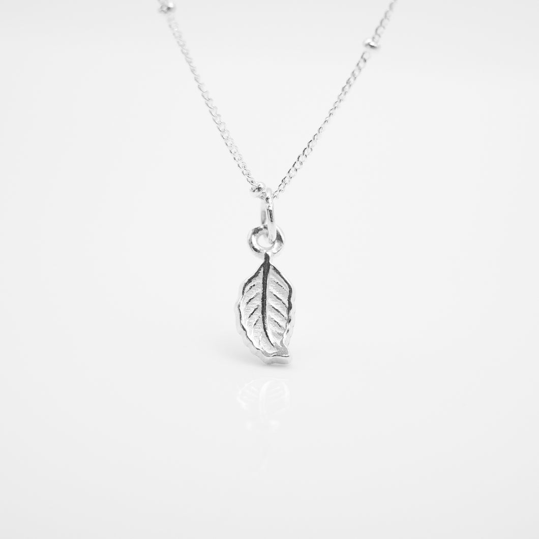 925 sterling silver autumn leaves necklace is a popular style that is simple. best gift for birthday,wear every day,anniversary gift,beautiful gift,elegant style,Chinese Valentine's Day.925純銀秋葉項鍊，交換禮物推薦，定情禮物，適合約會穿搭，紀念日禮物，簡約細緻，甜美溫柔風格。
