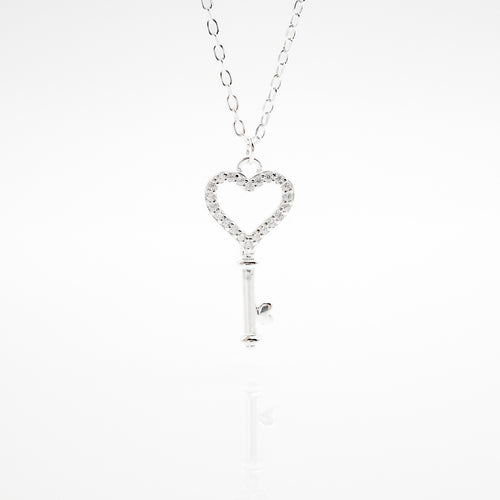 925 sterling silver heart key necklace with adjustable extension chain.
trendy design,shiny accessories,suitable for girls,popular style,best gift for birthday.
925純銀愛心鑰匙項鍊，甜美精緻風格，送給她的禮物，紀念日禮物，情人節禮物推薦，約會穿搭必備，母親節禮物。