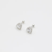 Load image into Gallery viewer, 925 sterling silver Hypoallergenic it’s suitable for sensitive skin. elegant style,romantic gift,a beautiful gift for your loved one,shiny accessories,anniversary surprise.925純銀滿鑽愛心轉珠耳環 ，抗敏感耳環，優雅氣質，犒賞自己的禮物，甜蜜約會搭配，生日禮物首選。
