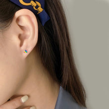 Load image into Gallery viewer, Wearing Ginkawa rainbow heart earrings with screw bead earring backs. Hypoallergenic earring post. For everyone, peace love, colorful earrings, daily wear, dazzling accessories. 925純銀彩虹愛心轉珠耳環，適合所有人，防敏感925純銀耳針(適合敏感肌膚）
