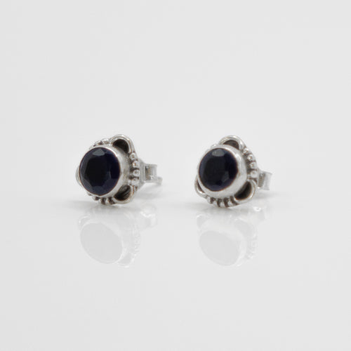 Elegant, beautiful 925 sterling silver natural sapphire earrings with Hypoallergenic earrings post. Deep blue stone color with anti silver finishing with vintage feel, simple design for daily wearing, which is the best gift for birthday, new year, Valentine's Day and BFF. 925 純銀天然藍寶石耳環配抗敏感耳針，復刻設計，獨特高雅設計，適合出席重要場合，適合生日送禮，情人節，或母親節禮物。