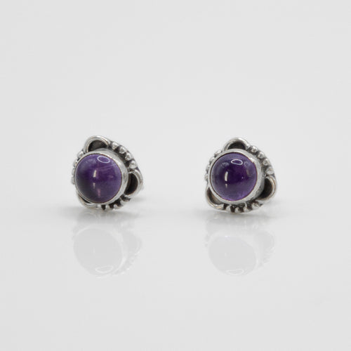 Beautiful 925 sterling silver natural amethyst stone earrings with Hypoallergenic earrings post. Deep purple stone color with anti silver finishing with vintage feel, simple design for daily wearing, which is the best gift for birthday, new year, Valentine's Day and BFF. 925 純銀天然紫水晶耳環（弧面切割）配抗敏感耳針，復刻設計，獨特優雅大方，適合出席重要場合，適合生日送禮，情人節，或母親節禮物。