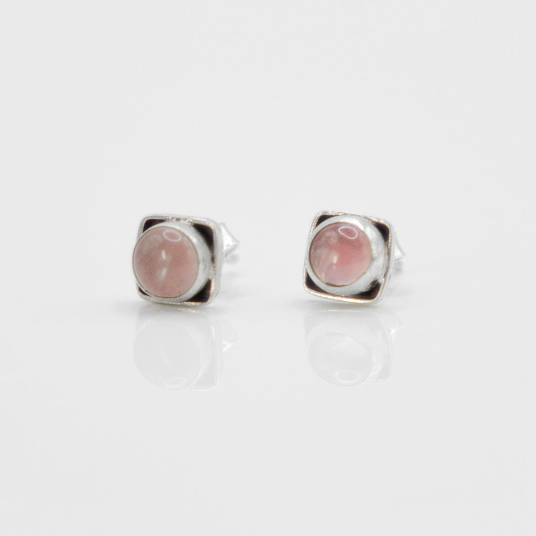 Beautiful 925 sterling silver natural rose quartz stone earrings with Hypoallergenic earrings post. Pink stone color with anti silver finishing with vintage feel, simple design for daily wearing, which is the best gift for birthday, new year, Valentine's Day and BFF. 925 純銀天然薔薇晶石耳環（弧面切割）配抗敏感耳針，復刻設計，獨特優雅大方，適合出席重要場合，適合生日送禮，情人節，或母親節禮物。