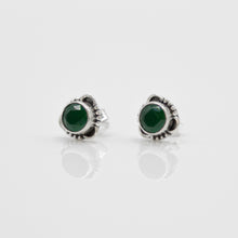 Load image into Gallery viewer, Elegant, beautiful 925 sterling silver natural emerald earrings with Hypoallergenic earrings post. Anti silver finishing with vintage feel, simple design for daily wearing, which is the best gift for birthday, new year, Valentine&#39;s Day and BFF. 925 純銀天然綠寶石耳環配抗敏感耳針，復刻設計，獨特高雅設計，適合出席重要場合，適合生日送禮，情人節，或母親節禮物。
