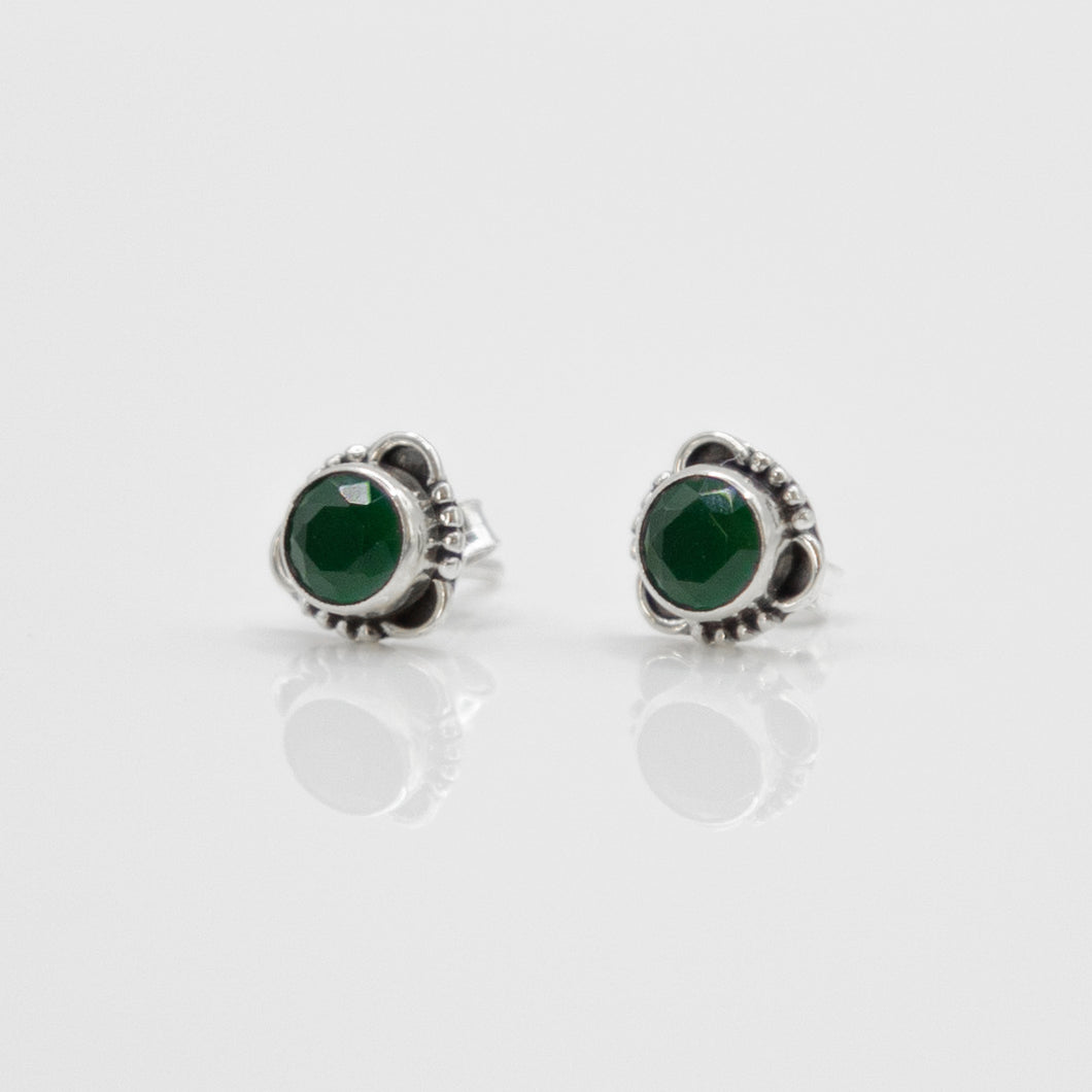 Elegant, beautiful 925 sterling silver natural emerald earrings with Hypoallergenic earrings post. Anti silver finishing with vintage feel, simple design for daily wearing, which is the best gift for birthday, new year, Valentine's Day and BFF. 925 純銀天然綠寶石耳環配抗敏感耳針，復刻設計，獨特高雅設計，適合出席重要場合，適合生日送禮，情人節，或母親節禮物。