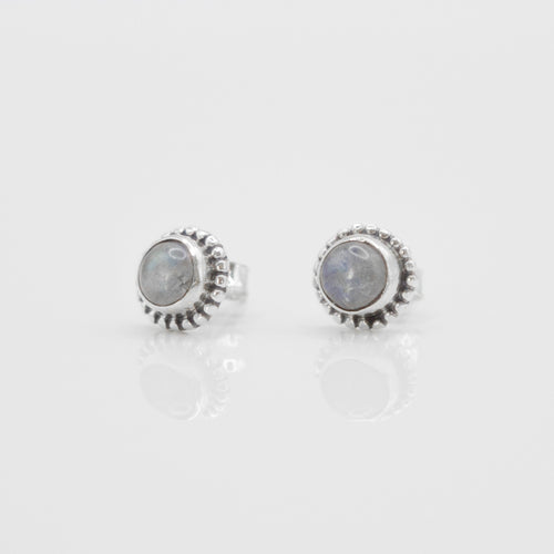 Beautiful 925 sterling silver natural labradorite stone earrings with Hypoallergenic earrings post. pure white stone color with anti silver finishing with vintage feel, simple design for daily wearing, which is the best gift for birthday, new year, Valentine's Day and BFF. 925 純銀天然灰月光石耳環（弧面切割）配抗敏感耳針，復刻設計，獨特優雅大方，適合出席重要場合，適合生日送禮，情人節，或母親節禮物。