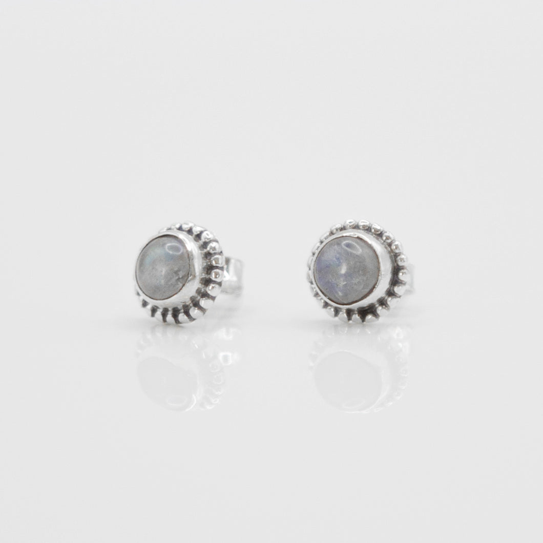 Beautiful 925 sterling silver natural labradorite stone earrings with Hypoallergenic earrings post. pure white stone color with anti silver finishing with vintage feel, simple design for daily wearing, which is the best gift for birthday, new year, Valentine's Day and BFF. 925 純銀天然灰月光石耳環（弧面切割）配抗敏感耳針，復刻設計，獨特優雅大方，適合出席重要場合，適合生日送禮，情人節，或母親節禮物。