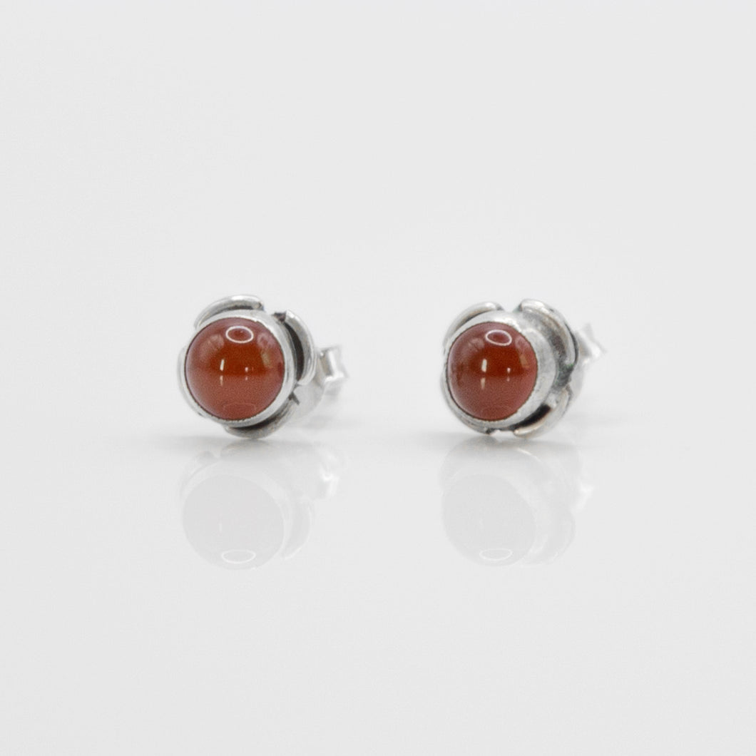 Beautiful 925 sterling silver natural carnelian earrings with Hypoallergenic earrings post. Deep orange stone color with anti silver finishing with vintage feel, simple design for daily wearing, which is the best gift for birthday, new year, Valentine's Day and BFF. 925 純銀天然紅玉髓耳環（弧面切割）配抗敏感耳針，復刻設計，獨特高雅設計，適合出席重要場合，適合生日送禮，情人節，或母親節禮物。