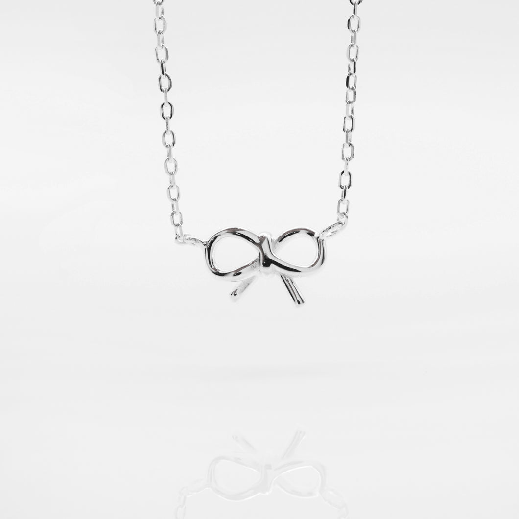 925 sterling silver bowknot necklace with adjustable extension chain. Unique necklace, best gift for anniversary, mother's day, birthday, BFF. Cute design and easy for daily wearing nature style. 925 純銀蝴蝶結項鏈，可愛風格，簡約好搭配，閨蜜禮物，姊妹聚會配件，母親節禮物，七夕情人節禮物，經典百搭款式。