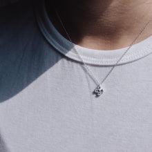 Load image into Gallery viewer, Wearing Ginkawa four-leaf clover necklace with adjustable extension chain. Good luck gift, for meaningful days. Best gift for your friends, birthday, mother&#39;s Day and new year gift. 925 純銀四葉草水鑽項鏈，閃亮配件，適合天天配戴，適合出席重要場合，生日送禮，情人節禮物，聖誕交換禮物，出遊穿搭配件。

