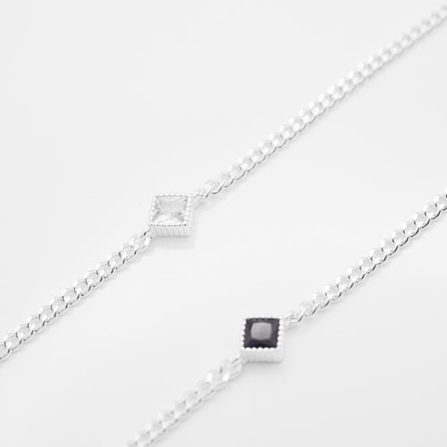 925 sterling silver square crystal bracelet with adjustable extension chain. The best gift for special day, birthday, BFF and the Mother's day. 925 純銀黑/白方鑽手鏈，時髦配件，獨一無二的禮物，紀念禮物，適合約會配戴，情人節或生日禮物首選。