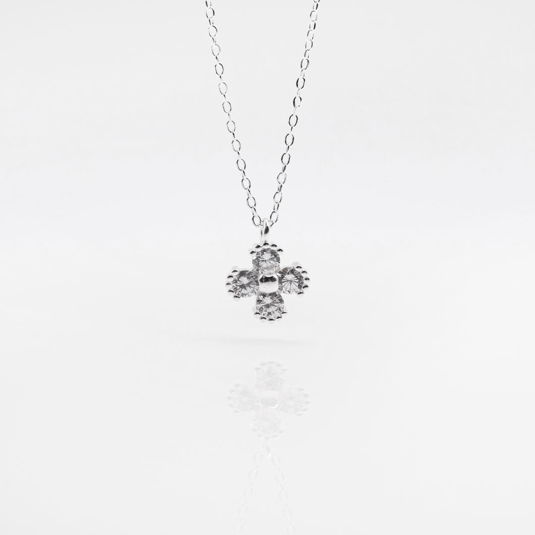 This elegant and beautiful eternity necklace silver jewelry is from Ginkawa designer jewellery. 925 sterling silver four-leaf clover necklace with adjustable extension chain. Good luck gift, for meaningful days. Best gift for your friends, birthday, mother's Day and new year gift. 925 純銀四葉草水鑽項鏈，閃亮配件，適合天天配戴，適合出席重要場合，生日送禮，情人節禮物，聖誕交換禮物，出遊穿搭配件。