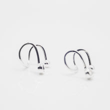 Load image into Gallery viewer, 925 Sterling Silver ear cuff is the best fit with your party and holiday dressing. Our ear cuff is no need to piercing ear hole. This is fun, young and playful design from our designer jewelry collection best gift for birthday, BFF and New Year. 925 純銀小鑽耳骨夾，無需穿耳洞，人人都可配戴，閃亮的飾品，適合生日送禮，聚會穿搭，姊妹禮物，抗敏感材質，簡單可愛易搭配。
