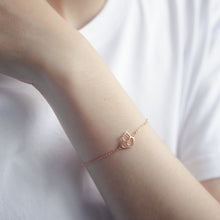 Load image into Gallery viewer, Wearing Ginkawa heart shaped cat bracelet with adjustable extension chain.  Unique rose gold, best gift for Valentines Day, wedding anniversary and birthday. 925 純銀玫瑰金心形小貓手鏈，適合告白禮物，貓奴飾品，可愛風格，適合出席重要場合，約會搭配首選，加分飾品，適合送禮，甜蜜浪漫約會搭配。
