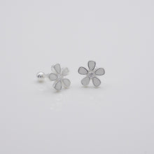 Load image into Gallery viewer, 925 sterling silver Flora Earrings in White color clear &amp; crystals setting which is cute, beautiful and transcendence. The earring is hypoallergenic. Best gift for new year, mother&#39;s day, birthday and new year gift 925純銀小花花轉珠耳環(白花配白鑽），抗過敏耳環，可愛風格，適合夏天，出遊旅行配戴，簡單款式易搭配，生日禮物，閨蜜禮物首選。
