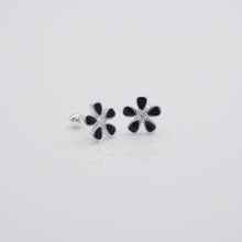 Load image into Gallery viewer, 925 sterling silver Flora Earrings in Jet color clear &amp; crystals setting which is cute, beautiful and transcendence. The earring is hypoallergenic. Best gift for new year, mother&#39;s day, birthday and new year gift 925純銀小花花轉珠耳環(黑色配白鑽），抗過敏耳環，可愛風格，適合夏天，出遊旅行配戴，簡單款式易搭配，生日禮物，閨蜜禮物首選。
