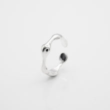 Load image into Gallery viewer, 925純銀曲線點點開口戒 925 Sterling Silver Curve Dots Ring. Beautiful and cute 925 sterling silver open ring (adjustable size), popular style, funky and chic design. This ring is the best gift for birthday, BFF, new year, valentine&#39;s and new year. 925 純銀曲線點點開口戒，造型可調節戒指，不分尺寸戒指，適合約會穿搭，適合旅行配戴，簡約好搭配，畢業禮物，情人節禮物，生日禮物的最佳首飾選擇。

