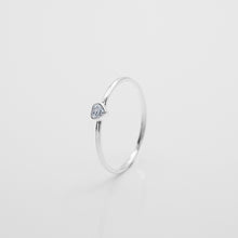 Load image into Gallery viewer, 925 sterling silver tiny crystal heart ring available in a variety of sizes. beautiful gift,for lover,unique design,romantic style,mother&#39;s Day,BBF,best gift for birthday.925 純銀迷你愛心水鑽戒指，多種尺寸戒指，交換禮物，精緻特別的禮物，適合生日禮物，適合天天配戴，甜美可愛戒指，情人節禮物，閃亮百搭配件。
