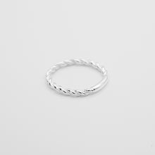 Load image into Gallery viewer, 925 sterling silver twist ring available in a variety of sizes. special day gift,graduation gift,daily wear,simple design,popular style,suitable for traveling,autumn accessories.925 純銀麻花圈戒指，多種尺寸戒指，簡單獨特的配件，母親節禮物，七夕情人節禮物，生日禮物首選，適合出遊配戴。
