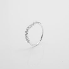 Load image into Gallery viewer, 925 sterling silver crystal chain ring available in a variety of sizes. wedding Jewelry,elegant style,unique design,premium gift,gift for her,shiny accessories,Chinese Valentine&#39;s Day.925 純銀氣質水鑽鍊戒，多種尺寸戒指，氣質高雅風格，特別的設計，閨蜜禮物，適合日常穿搭，適合出席重要場合，母親節禮物，情人節禮物。
