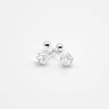 Load image into Gallery viewer, Ginkawa 925 sterling silver mini cube earrings which is cute, beautiful and cool style. The earring is hypoallergenic. Best gift for new year, mother&#39;s day, birthday and new year gift 925 純銀防敏感耳針（配耳後方轉珠設計）小立方轉珠耳環，適合日常配戴，防敏感耳環，簡約大方設計好搭配。
