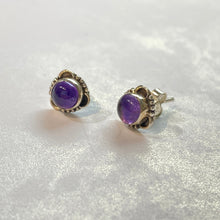 Load image into Gallery viewer, Ginkawa natural amethyst stone earrings with Hypoallergenic earrings post. Deep purple stone color with anti silver finishing with vintage feel, simple design for daily wearing, which is the best gift for birthday, new year, Valentine&#39;s Day and BFF. 925 純銀天然紫水晶耳環（弧面切割）配抗敏感耳針，復刻設計，獨特優雅大方，適合出席重要場合，適合生日送禮，情人節，或母親節禮物。

