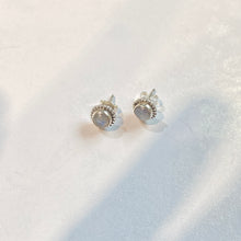 Load image into Gallery viewer, Ginkawa 925 純銀天然灰月光石耳環（弧面切割）配抗敏感耳針，復刻設計，獨特優雅大方，適合出席重要場合，適合生日送禮，情人節，或母親節禮物。
