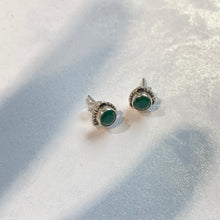 Load image into Gallery viewer, 925 sterling silver natural emerald earring Elegant, beautiful 925 sterling silver natural emerald earrings with Hypoallergenic earrings post. Anti silver finishing with vintage feel, simple design for daily wearing, which is the best gift for birthday, new year, Valentine&#39;s Day and BFF. 925 純銀天然綠寶石耳環配抗敏感耳針，復刻設計，獨特高雅設計，適合出席重要場合，適合生日送禮，情人節，或母親節禮物。
